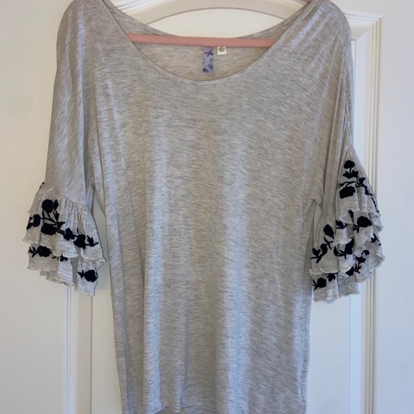 Lose fit ruffle sleeve shirt - Picture 1 of 4